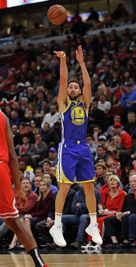 Klay Thompson sets NBA record with 14 three-pointers in rout of Bulls