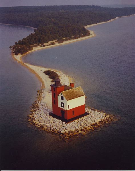 High water spells trouble for iconic lighthouse near Mackinac Island ...