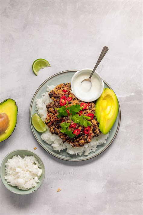 Vegetarian Chilli Con Carne with Black Beans & Quinoa | Curated Life