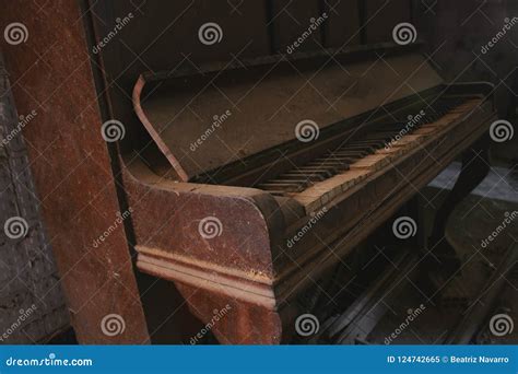 The GHOST PIANO stock image. Image of dirty, brown, forgotten - 124742665