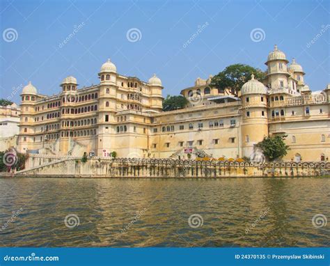 City Palace by Lake Pichola Stock Image - Image of blue, arches: 24370135