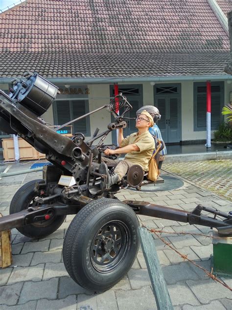 Serunya Main Perang-perangan Di Benteng Vredeburg - Yogyakarta | Uncle ...