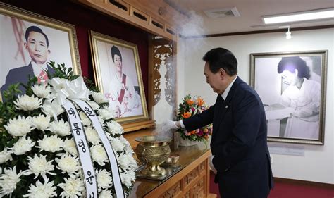 Yoon Suk-yeol pays respect to ROK dictator in latest appeal to conservative base - KOREA PRO