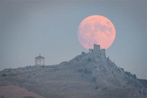 Brilliant Harvest Moon, the last supermoon of 2023, wows stargazers ...