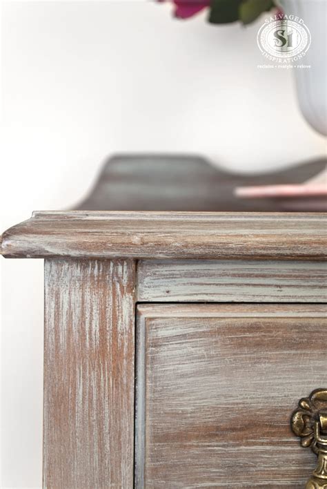 Distressed Furniture: Which Paint Distressing Technique is Right For YOU?