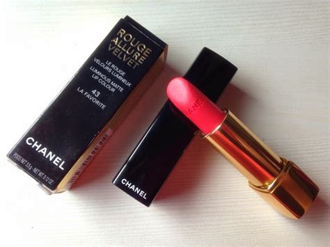 Chanel Rouge Allure Velvet (43) La Favorite: Review and Swatches