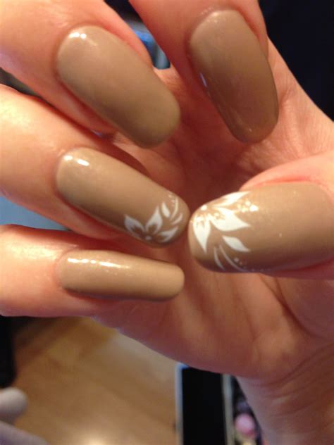 Harmony Gelish - Taupe Model with water decal nail art