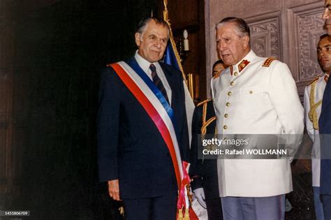 Patricio Aylwin et Augusto Pinochet en mars 1990 lors de la cérémonie... News Photo - Getty Images