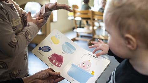 Nieuwe tarieven kinderopvang op de mat: 'Mensen hebben het gevoel dat ze klem zitten' | RTL Nieuws