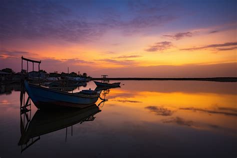 Saat Matahari Terbenam Dermaga Dan Air Terjun Dengan Perahu, Perjalanan Domestik, Pulau Tak ...