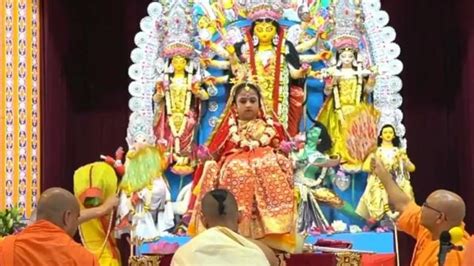 Kumari Puja In Durga Puja 2023: রীতি মেনে বেলুড় মঠে কুমারী পুজো, দেখুন VIDEO - festivals - Aaj ...