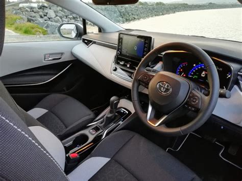 2019 Toyota Corolla Touring Sports Hybrid Review - Changing Lanes