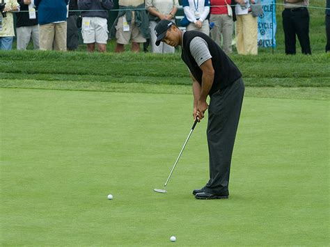 Tiger Putts | A view of Tiger Woods putting on the 8th green… | Flickr