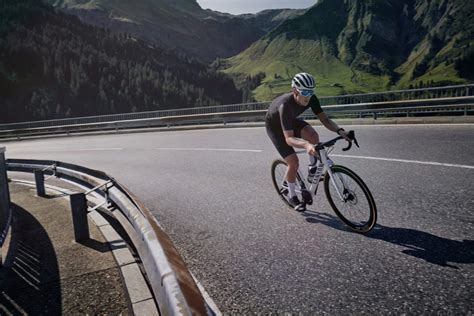 The new 2021 Canyon Ultimate road bike offers pure climbing speed! | Spark Bike