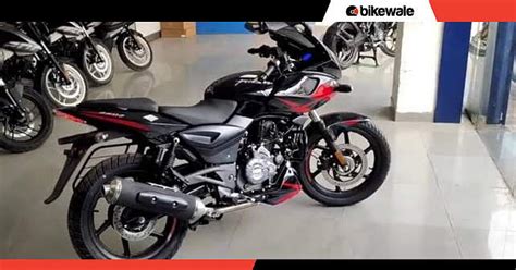 2023 Bajaj Pulsar 220F starts arriving at dealership - BikeWale