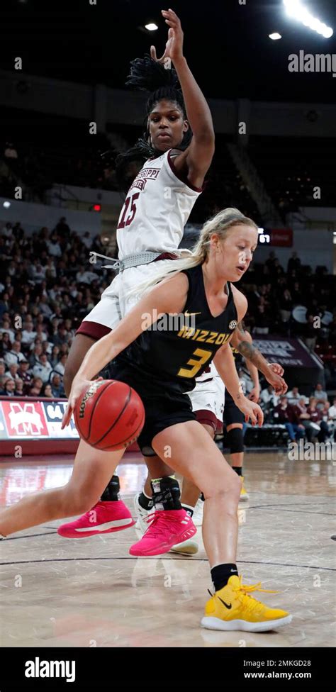 Missouri guard Sophie Cunningham (3) dribbles past Mississippi State ...