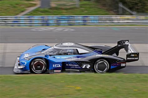 VW’s record-breaking electric car takes on world’s scariest racetrack, Nürburgring | Ars Technica