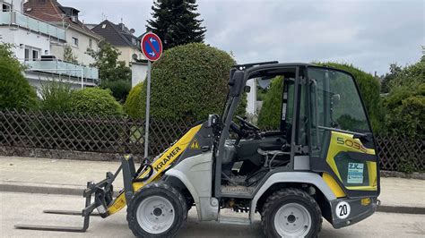 Schwerer Unfall auf Baustelle: Arbeiter von Radlader erfasst – Lebensgefahr