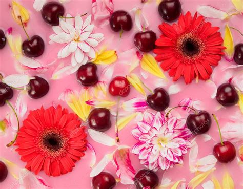 patrón de cerezas, gerberas rojas y pétalos de flores en agua de rosas, puesta plana 2022