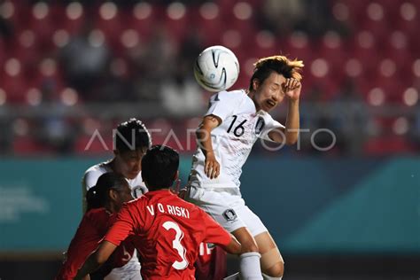 SEPAK BOLA WANITA INDONESIA VS KOREA | ANTARA Foto