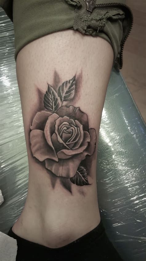 rose tattoo, black and white rose. | Kleine knöchel tattoos, Raben-tattoo, Tattoos fuß