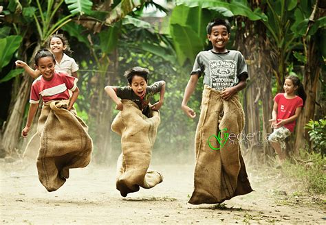 Gambar Animasi Lucu Lomba Balap Karung - Koleksi Gambar Lucu Kartun Gokil Bergerak Terbaru