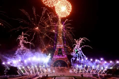 Stunning fireworks illuminate Eiffel Tower on Bastille Day! See Photos ...