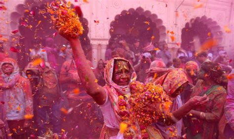 Holi 2018: Widows In Vrindavan, Celebrate The Holi Festival With Flowers and Colours, Watch ...