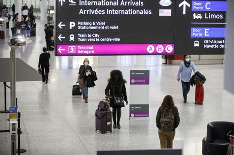 Toronto Pearson Airport Security Line Booking Should Ease Holiday Travel Stress - Bloomberg