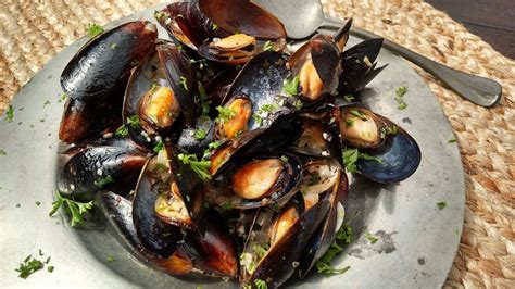 Mussels in Garlic Butter Sauce - Cook'n with Mrs. G