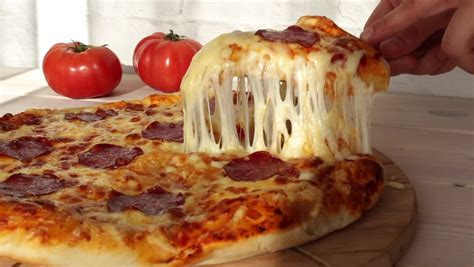 What Is The Stretchy Cheese On Pizza - Wallpaper