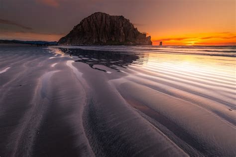 Premium Photo | Morro rock in morro bay beach, california