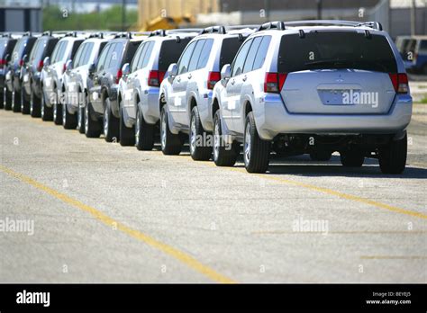 Loading containership in port. Car Carriers, bulk car shipping Stock Photo - Alamy