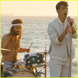 Joe Jonas Debuts DNCE’s ‘Cake By the Ocean’ Video Directed by Gigi ...