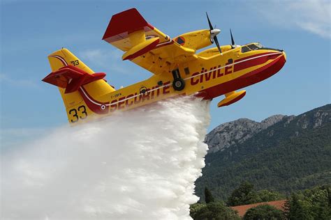 Le Canadair CL-415 est un avion bombardier d'eau amphibie fabriqué par ...