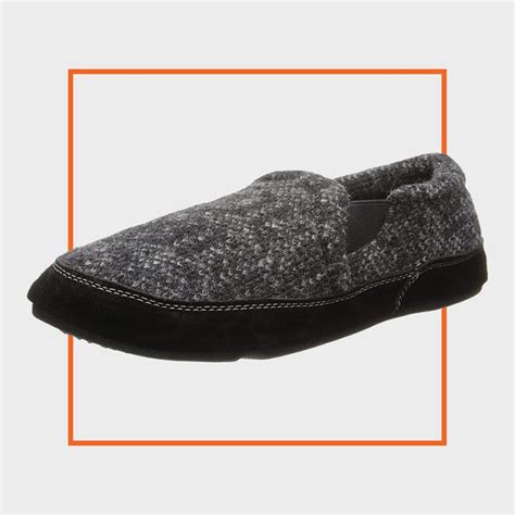 Best Diabetic Slippers for Men, According to Podiatrists | The Healthy