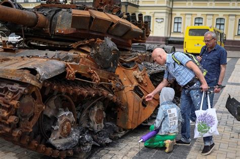 Ukrainians show great interest in destroyed Russian military vehicles ...