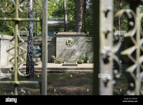 Siemens family grave hi-res stock photography and images - Alamy