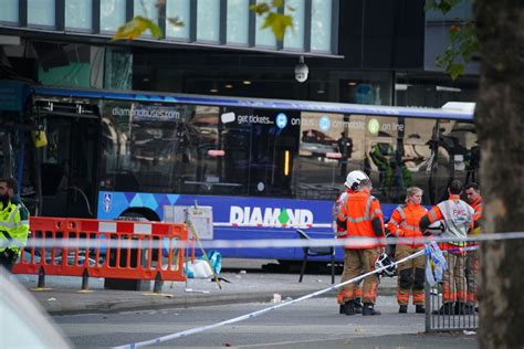 Bus crashes into Manchester city centre shop | Evening Standard