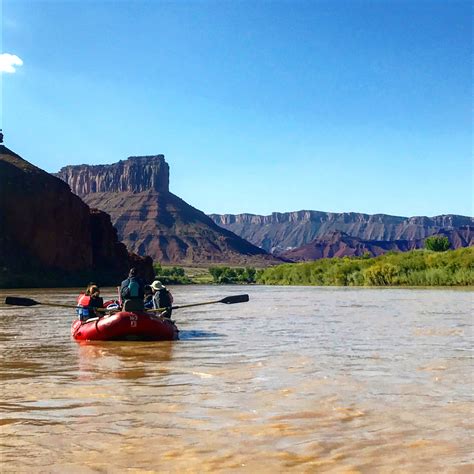 HIKING THROUGH UTAH'S NATIONAL PARKS - ATLAS + VALISE