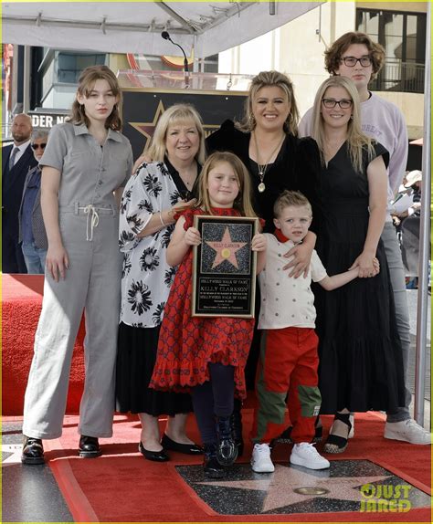 Kelly Clarkson Brings Her Two Kids To Walk of Fame Star Ceremony: Photo ...