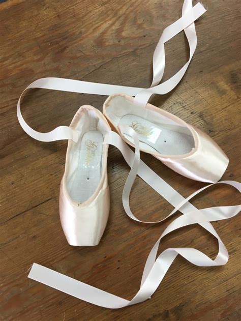 Pointe Shoe Fitting – dancer's pointe