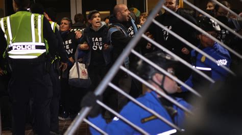 Police, cease-fire protesters blame each other for violent clash outside DNC - ABC News