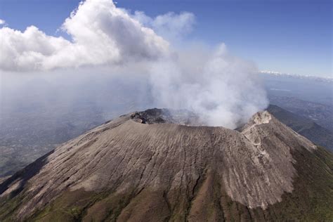 El volcán salvadoreño Chaparrastique intensifica las emisiones