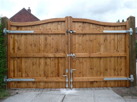 Our swan neck wooden driveway gate is a very popular design due to its attractive swan neck top ...