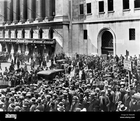 Wall Street Crash. Crowd of people gather outside the New York Stock ...