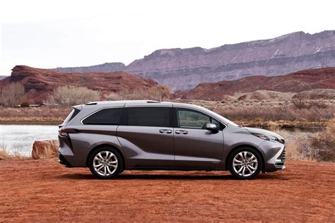 2021 Toyota Sienna minivan: All hybrid and a wild design - CNET