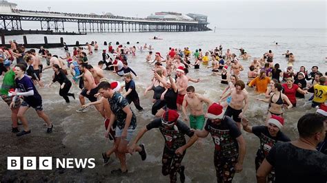 Cromer Boxing Day dip helps Norwich Mind charity - BBC News