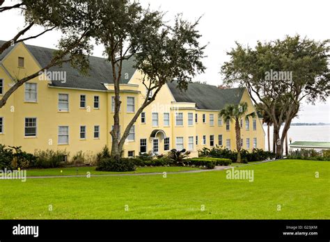 Historic Lakeside Inn in Mount Dora, Florida. The Lakeside Inn is the oldest continuously ...