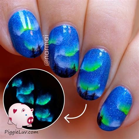 PiggieLuv: Aurora Borealis nail art (glow in the dark)